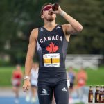 Runner người Canada tự phá kỷ lục của chính mình khi vừa chạy bộ 1km vừa… uống bia