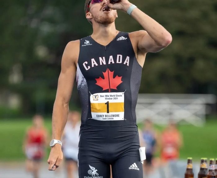 Runner người Canada tự phá kỷ lục của chính mình khi vừa chạy bộ 1km vừa… uống bia